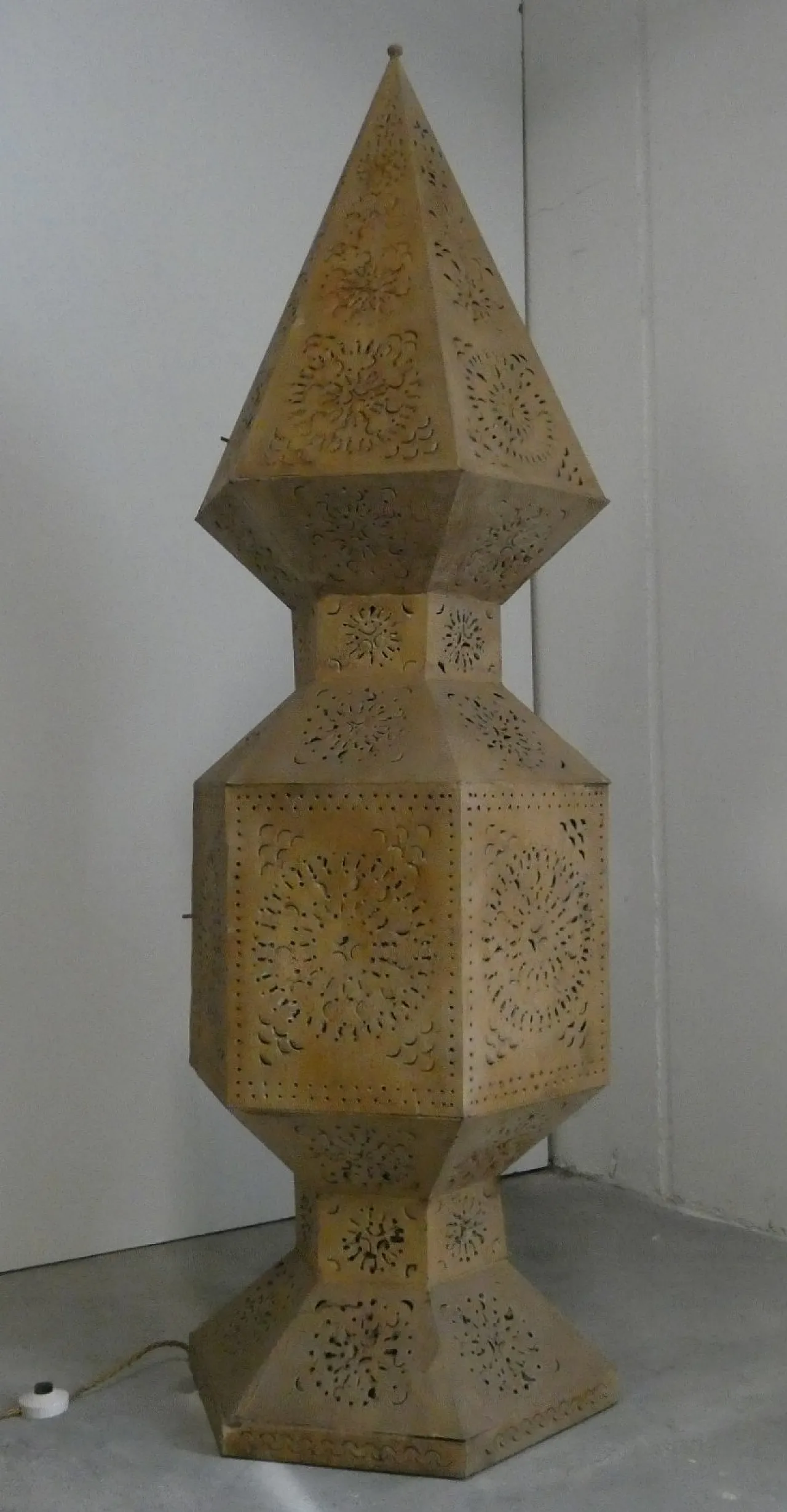 Coppia di lampade a torre in metallo traforato, Marocco, anni '80 9