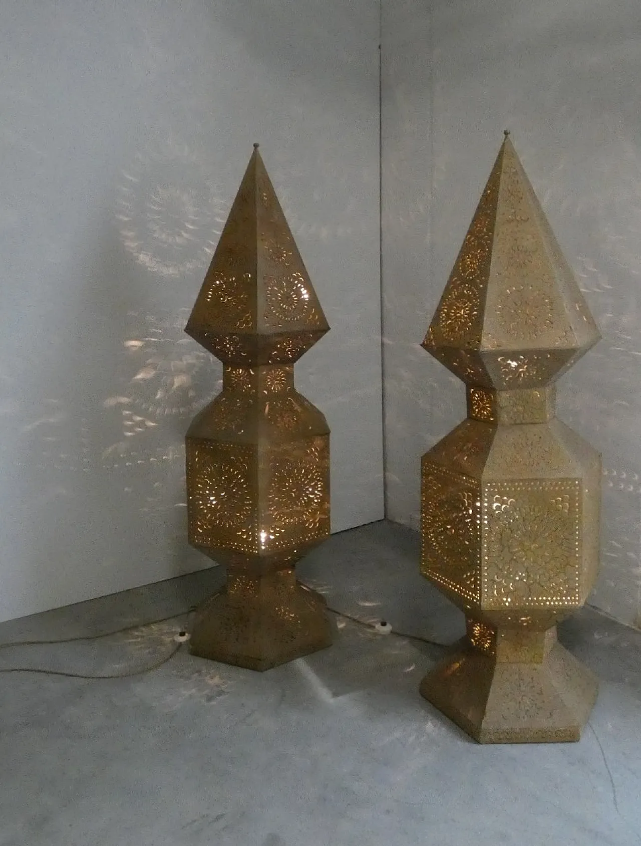Coppia di lampade a torre in metallo traforato, Marocco, anni '80 12