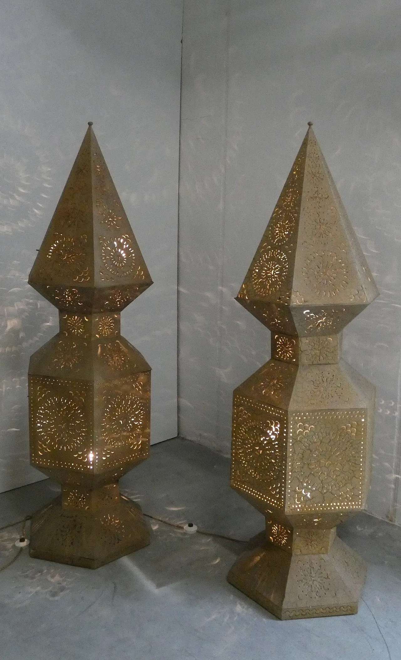 Coppia di lampade a torre in metallo traforato, Marocco, anni '80 13