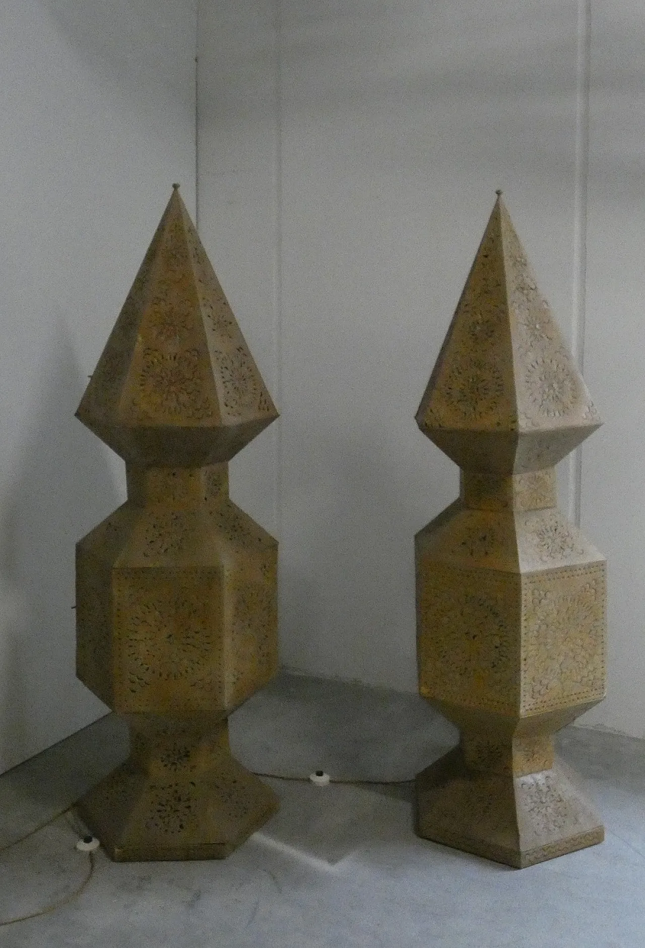 Coppia di lampade a torre in metallo traforato, Marocco, anni '80 14