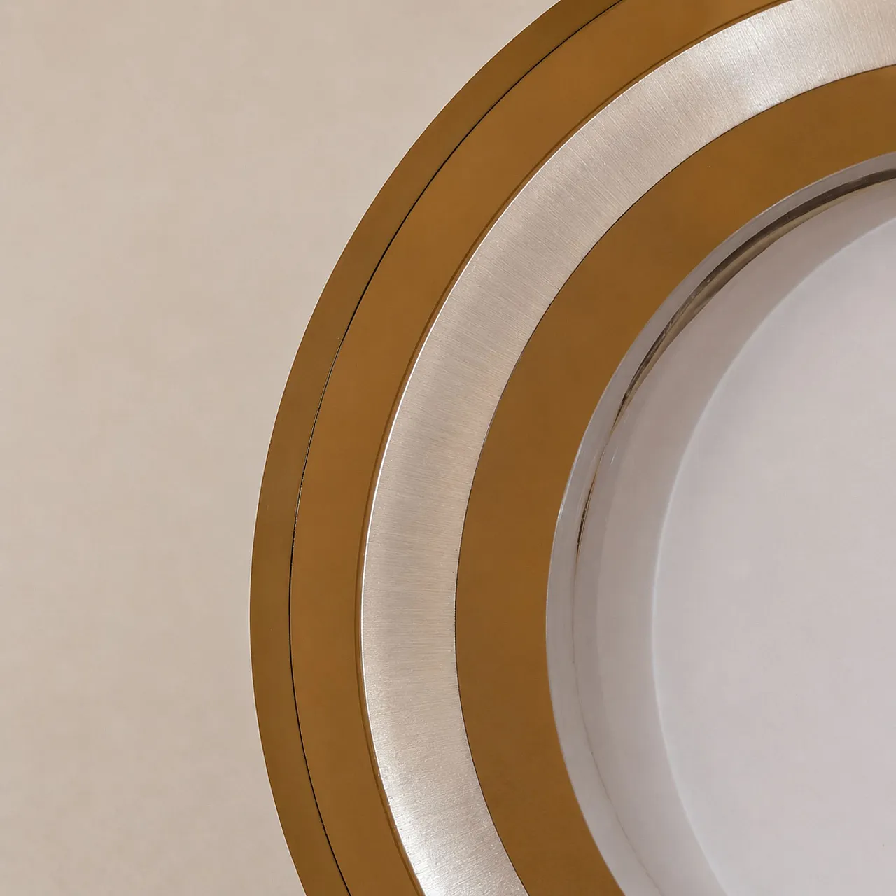 Round Italian 1970s photo frame in amber and silver lucite 5