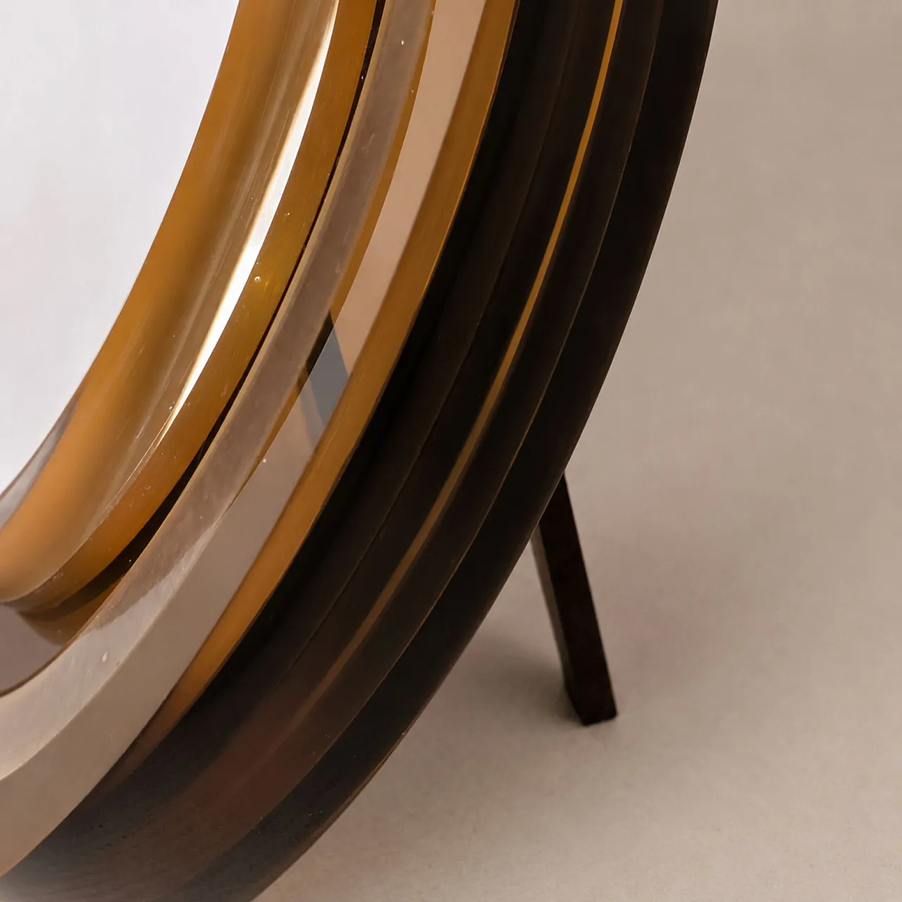 Round Italian 1970s photo frame in amber and silver lucite 6