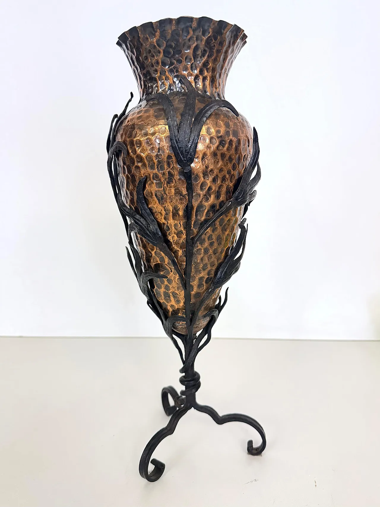 Vaso in rame con serpente e foglie in ferro battuto, '900 4