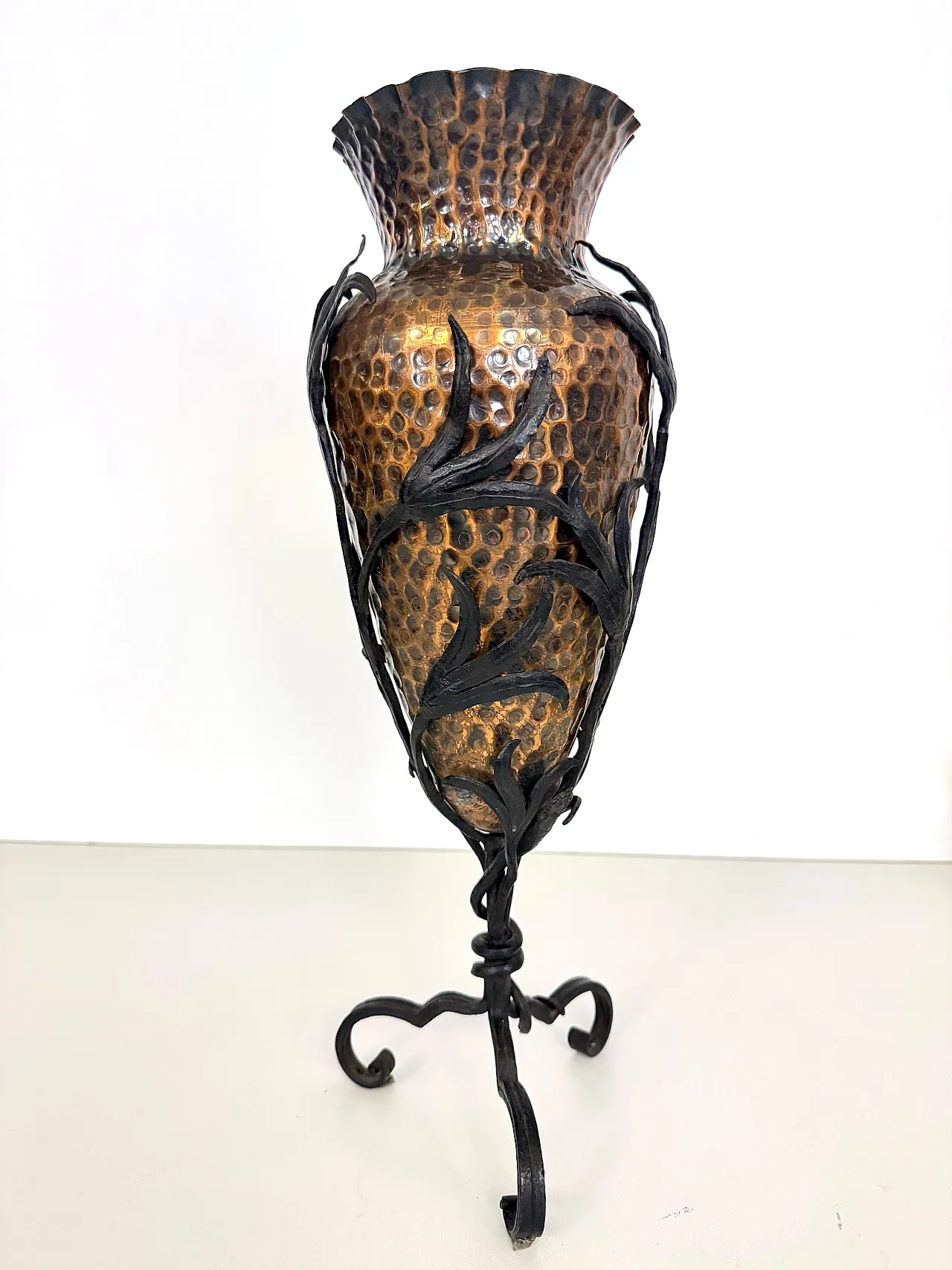 Vaso in rame con serpente e foglie in ferro battuto, '900 5