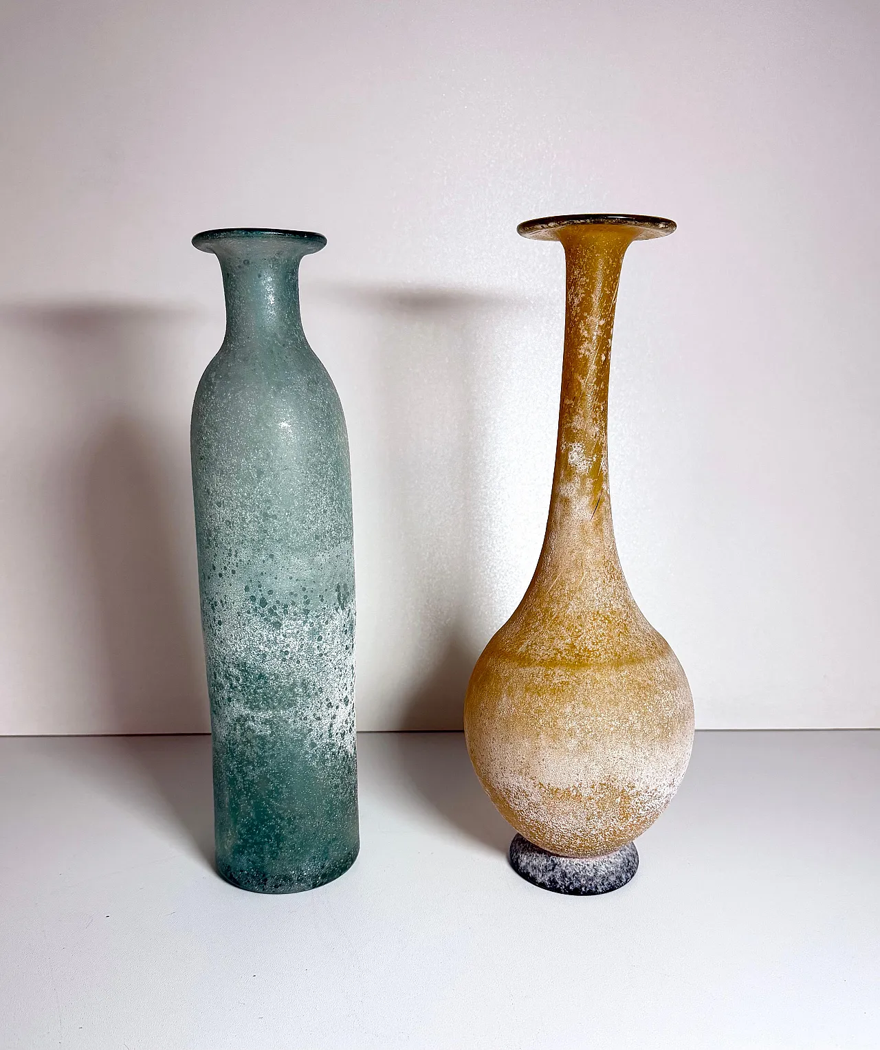 Vaso bottiglia in vetro scavo attr. a Gino Cenedese, anni '70 3
