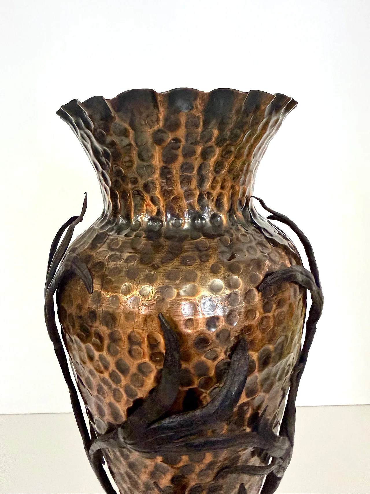 Vaso in rame con serpente e foglie in ferro battuto, '900 6