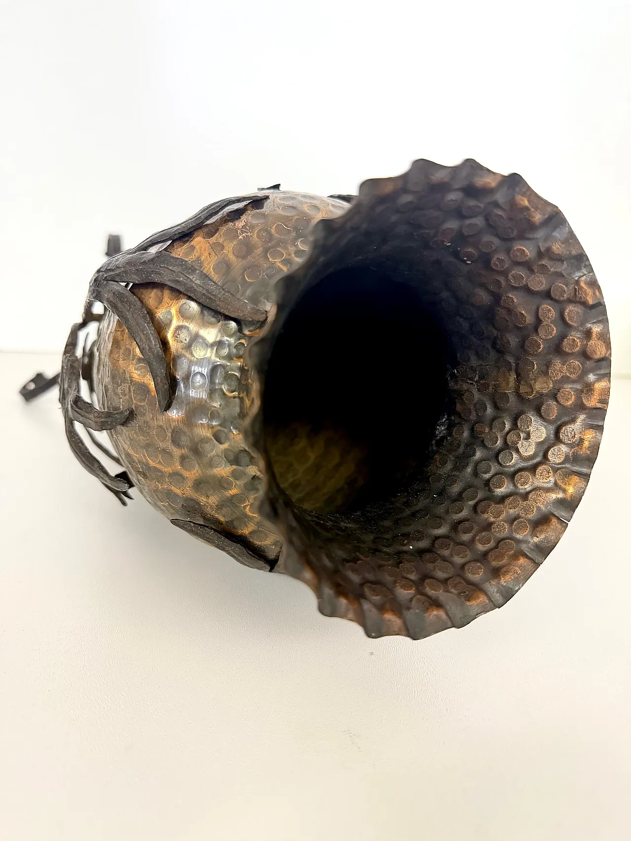 Vaso in rame con serpente e foglie in ferro battuto, '900 8
