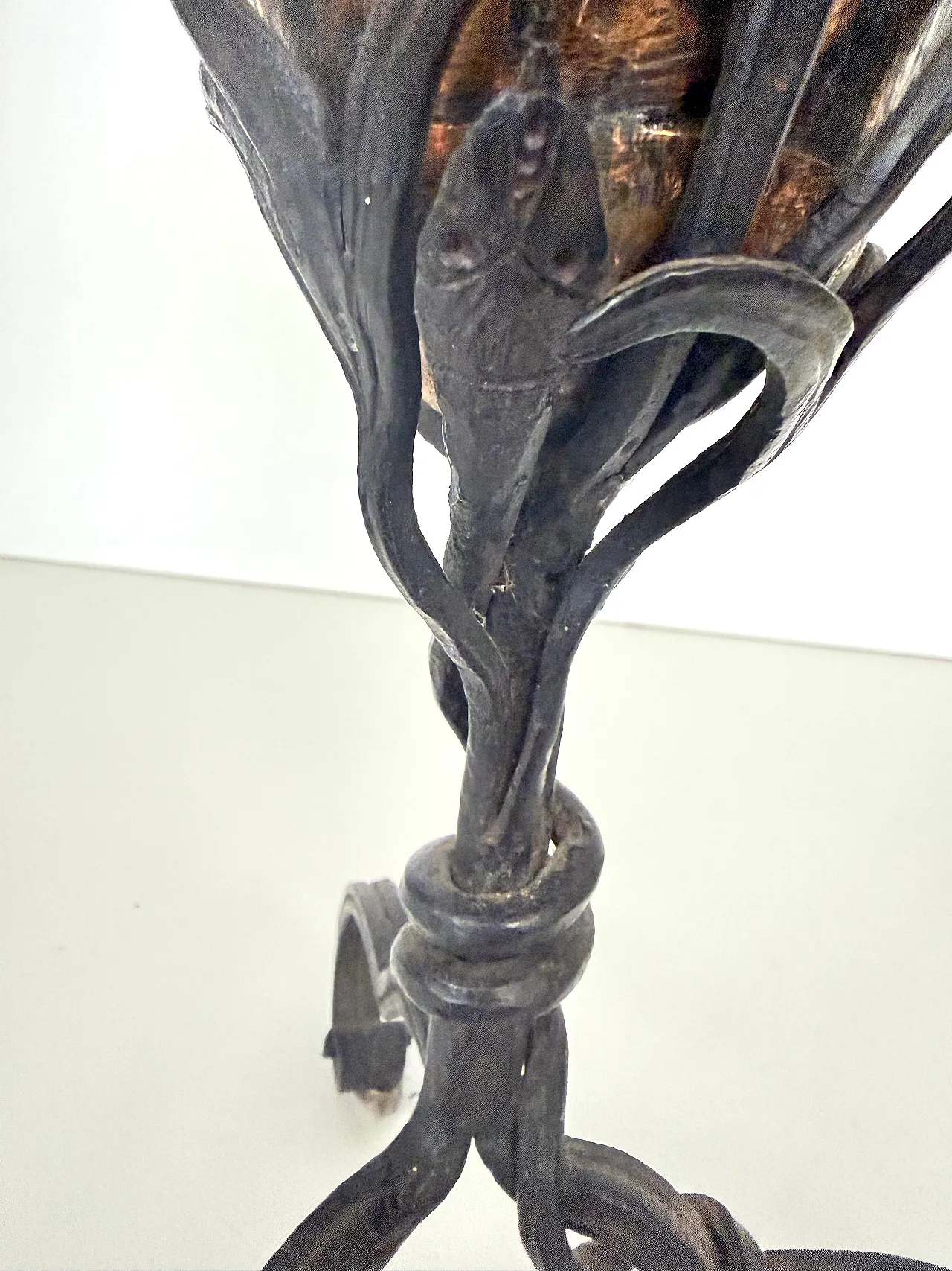 Vaso in rame con serpente e foglie in ferro battuto, '900 14