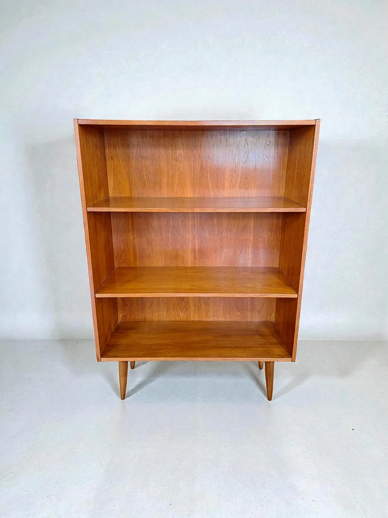 Libreria autoportante in teak con ripiani regolabili, anni '60 2