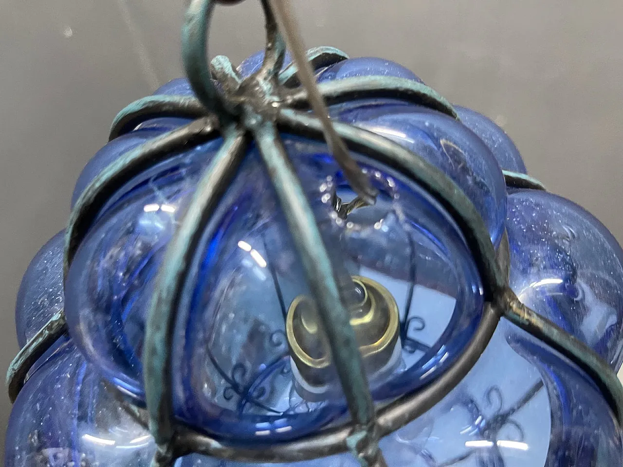 Lampada a sospensione in ferro battuto e vetro di Murano, anni '80 3