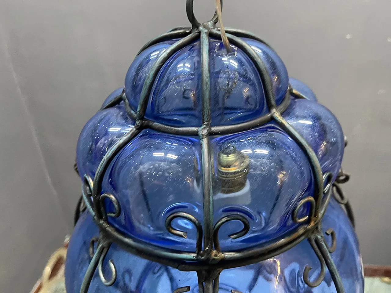 Lampada a sospensione in ferro battuto e vetro di Murano, anni '80 7