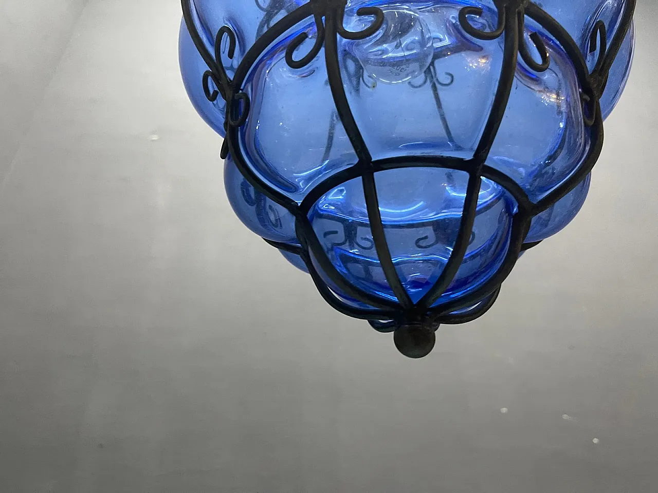 Lampada a sospensione in ferro battuto e vetro di Murano, anni '80 8