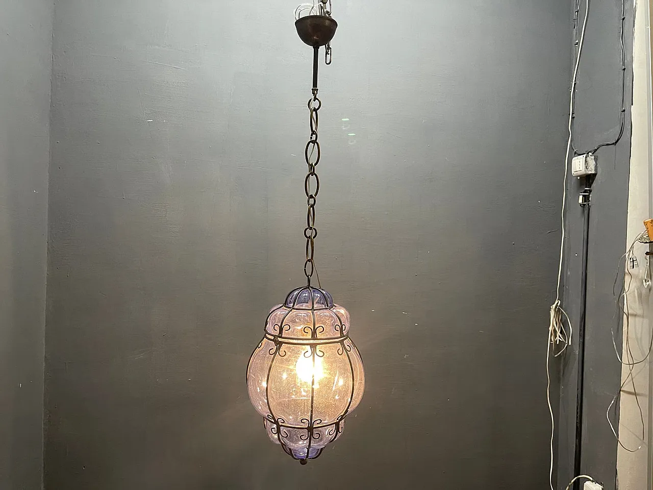 Lampada a sospensione in ferro battuto e vetro di Murano, anni '80 10