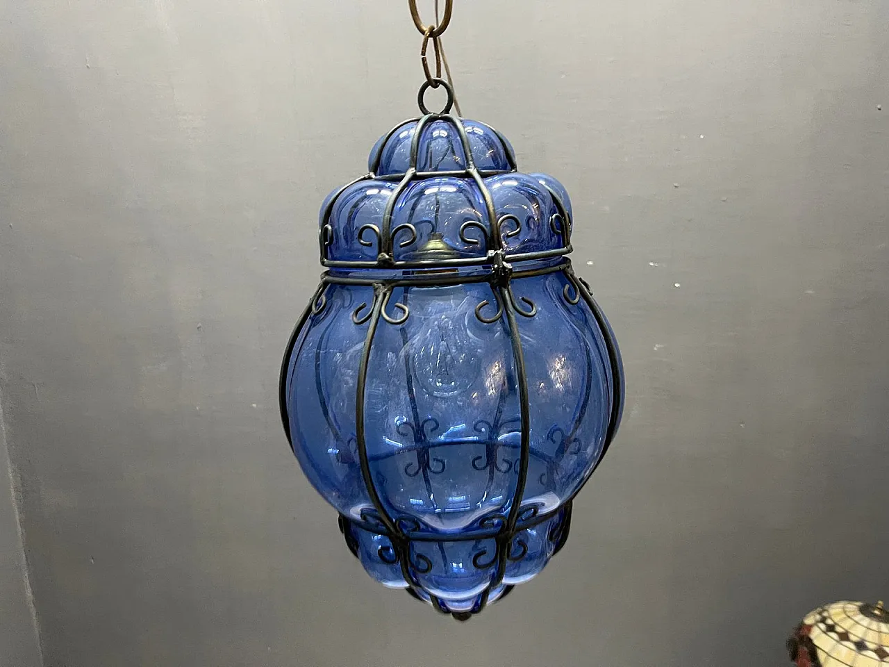 Lampada a sospensione in ferro battuto e vetro di Murano, anni '80 12