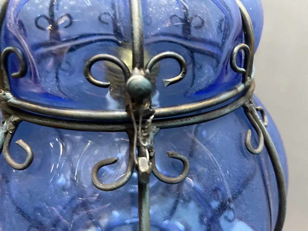 Lampada a sospensione in ferro battuto e vetro di Murano, anni '80 13