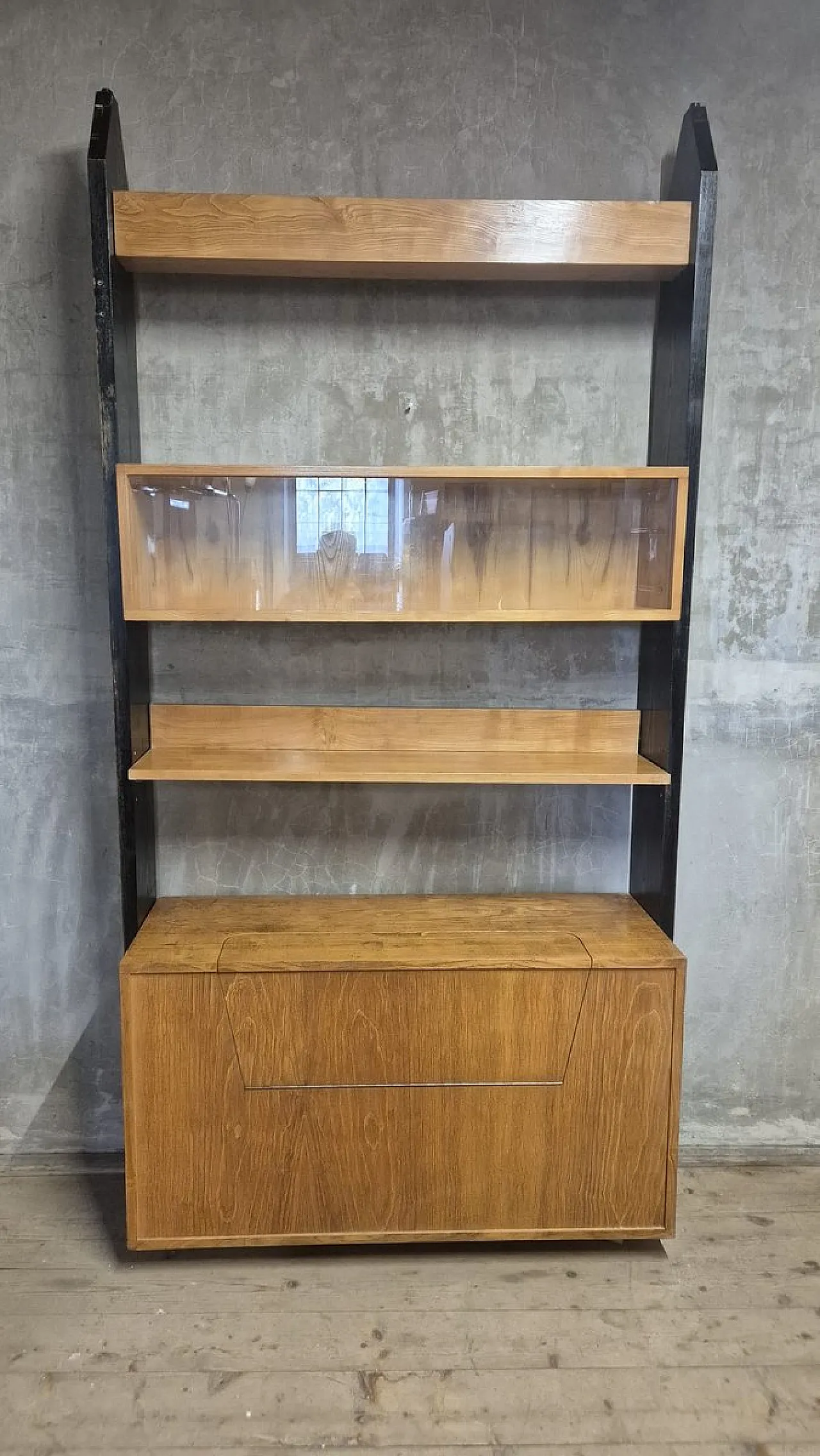 Libreria con armadi impiallacciati e supporti in legno, anni '70 11