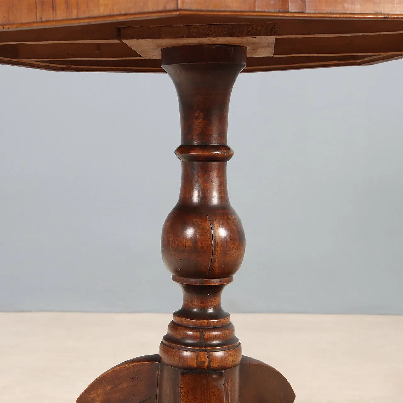 Walnut center table, 19th century 5