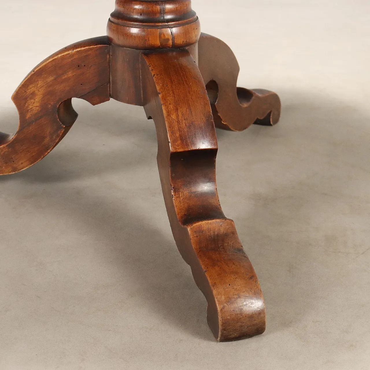 Walnut center table, 19th century 6