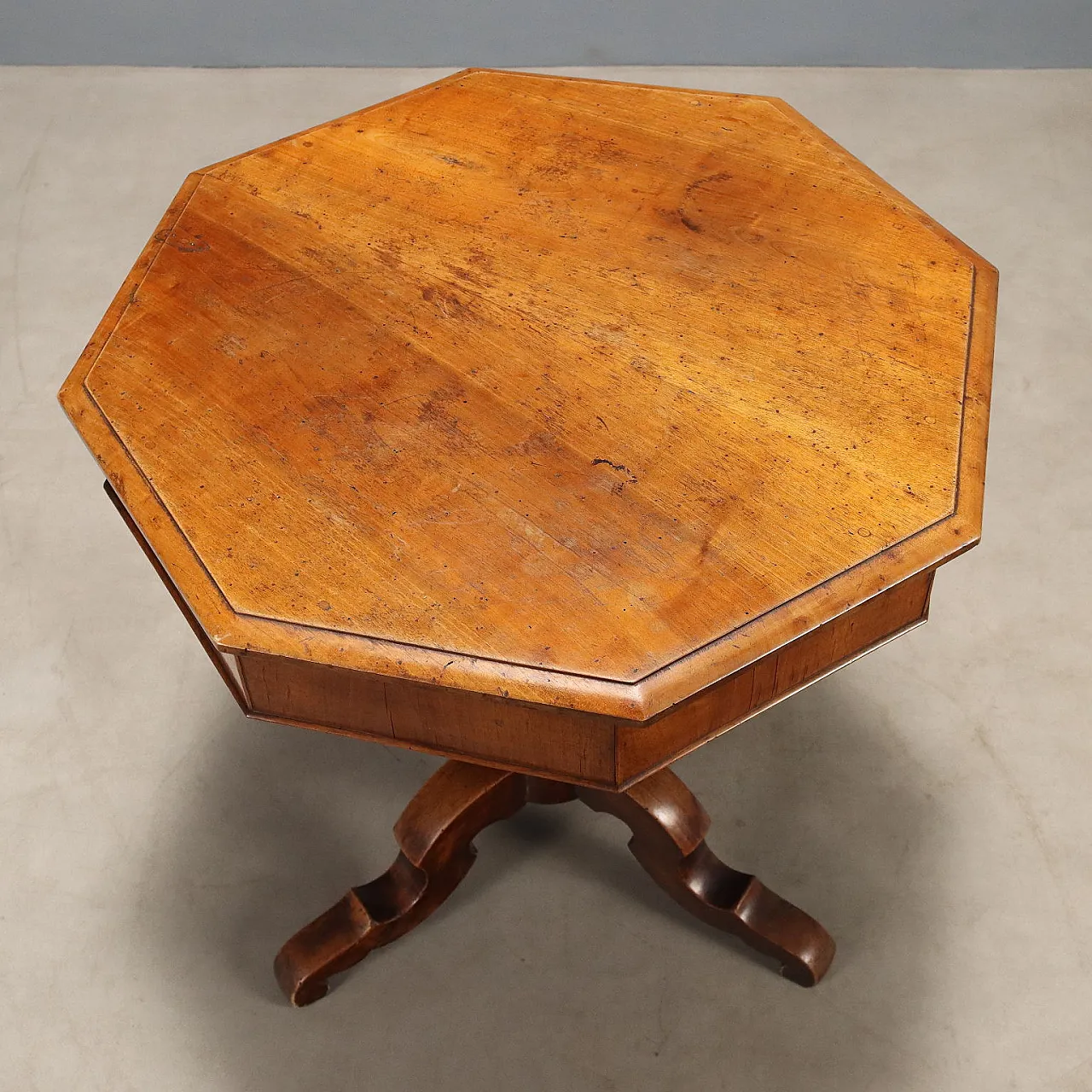 Walnut center table, 19th century 7