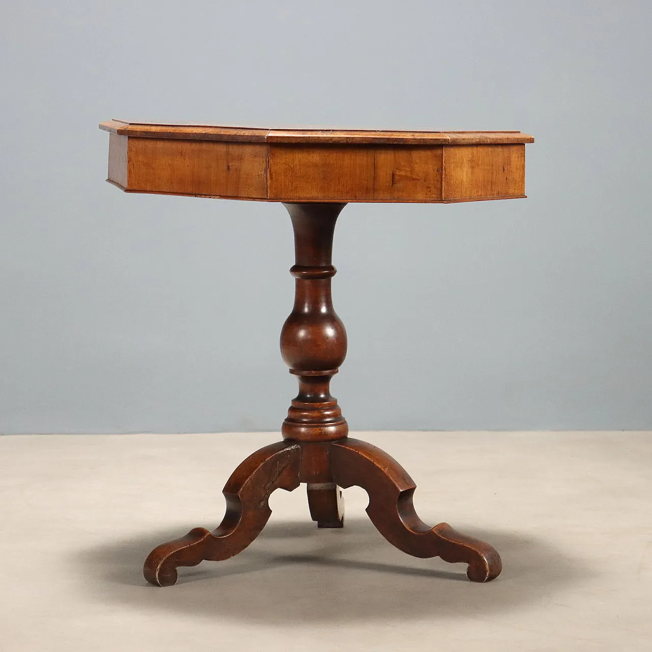 Walnut center table, 19th century 8