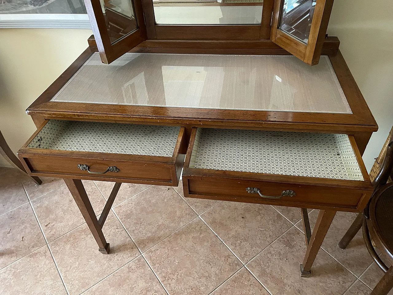 Wooden Vanity Table with Triple Mirror 9