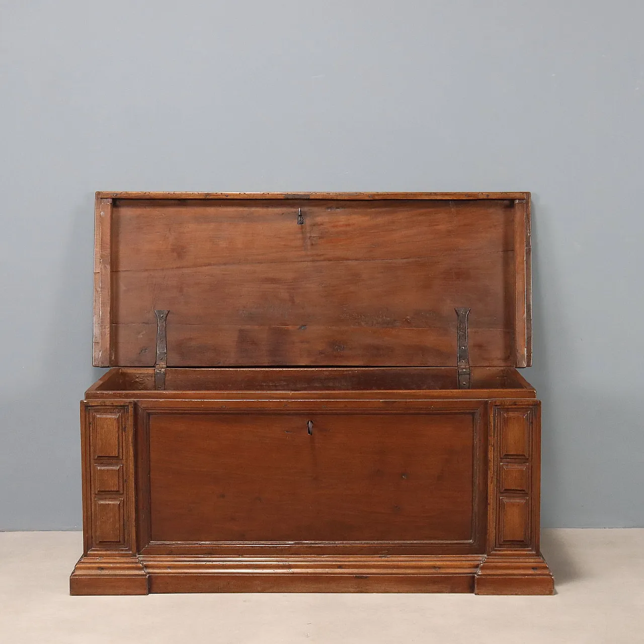Walnut chest, late 18th century 5