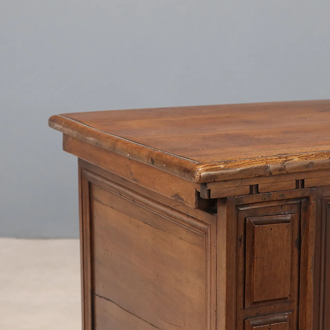 Walnut chest, late 18th century 6