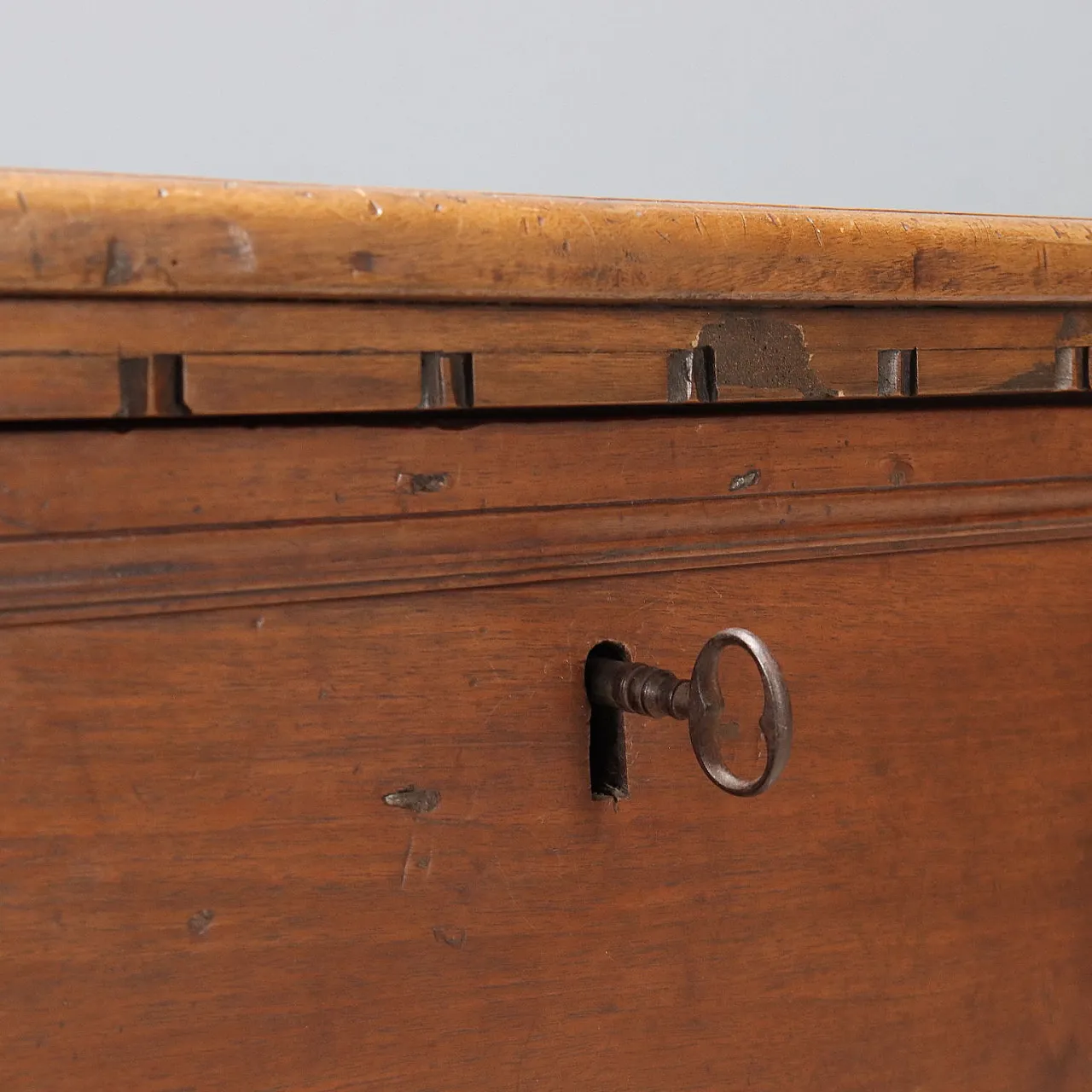 Walnut chest, late 18th century 7
