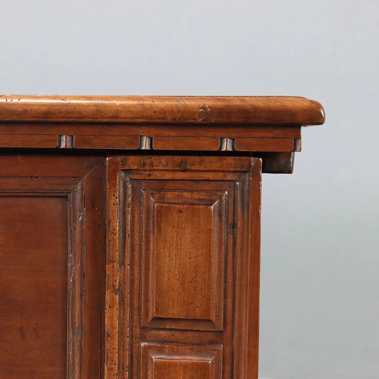 Walnut chest, late 18th century 8