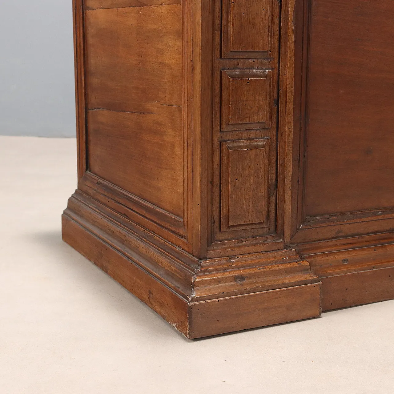 Walnut chest, late 18th century 9