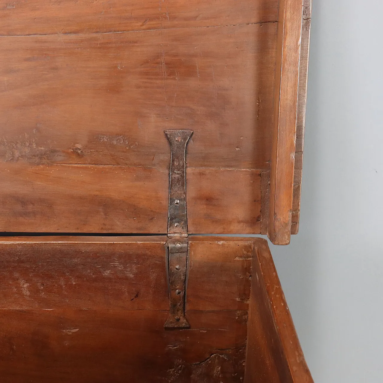 Walnut chest, late 18th century 10