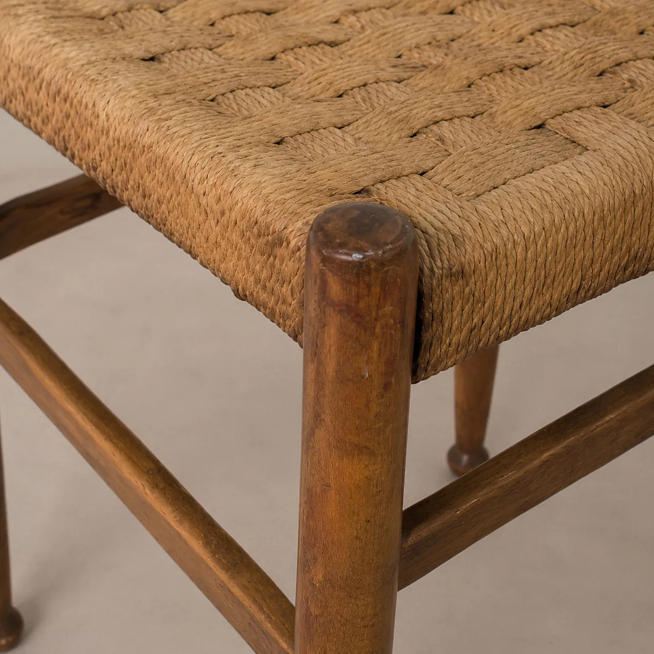 Coppia di sgabelliin legno e corda stile Charlotte Perriand, anni ’60 1