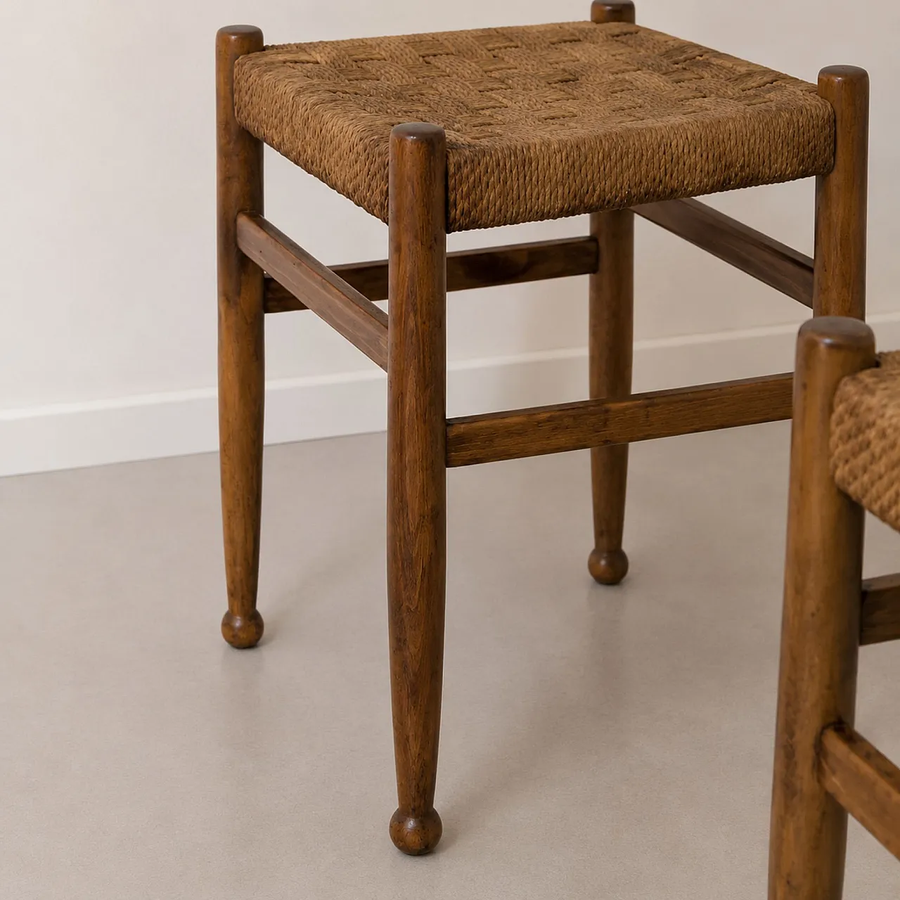 Coppia di sgabelliin legno e corda stile Charlotte Perriand, anni ’60 2