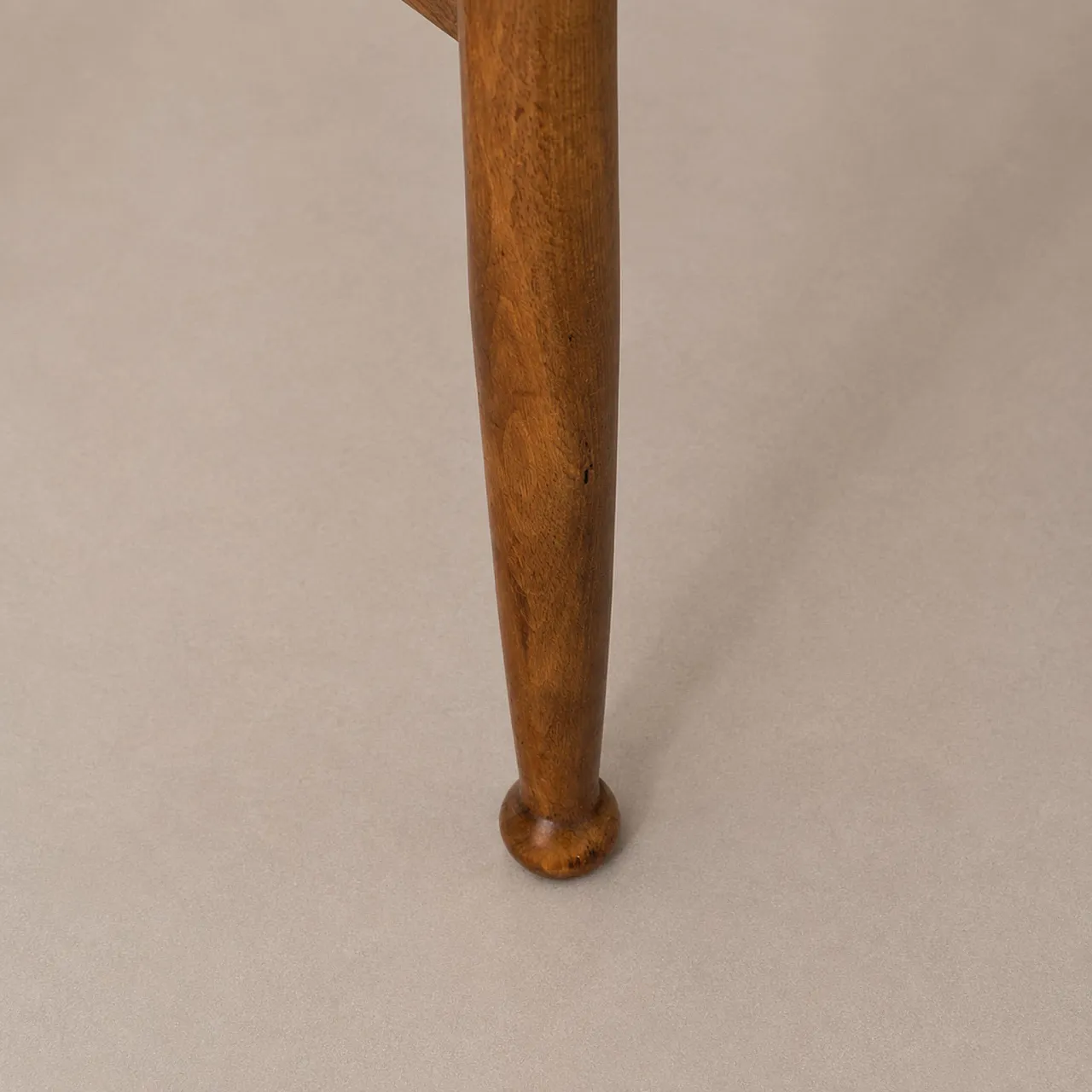 Coppia di sgabelliin legno e corda stile Charlotte Perriand, anni ’60 3