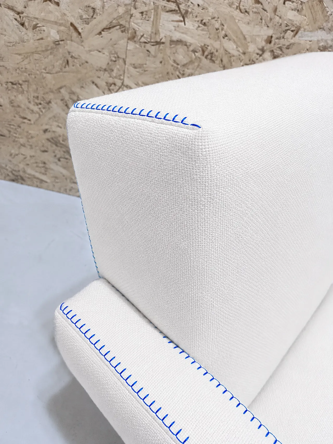 Poltrona Utrecht di Cassina in Lana Kvdrat bianca & cuciture blu, 2000 15