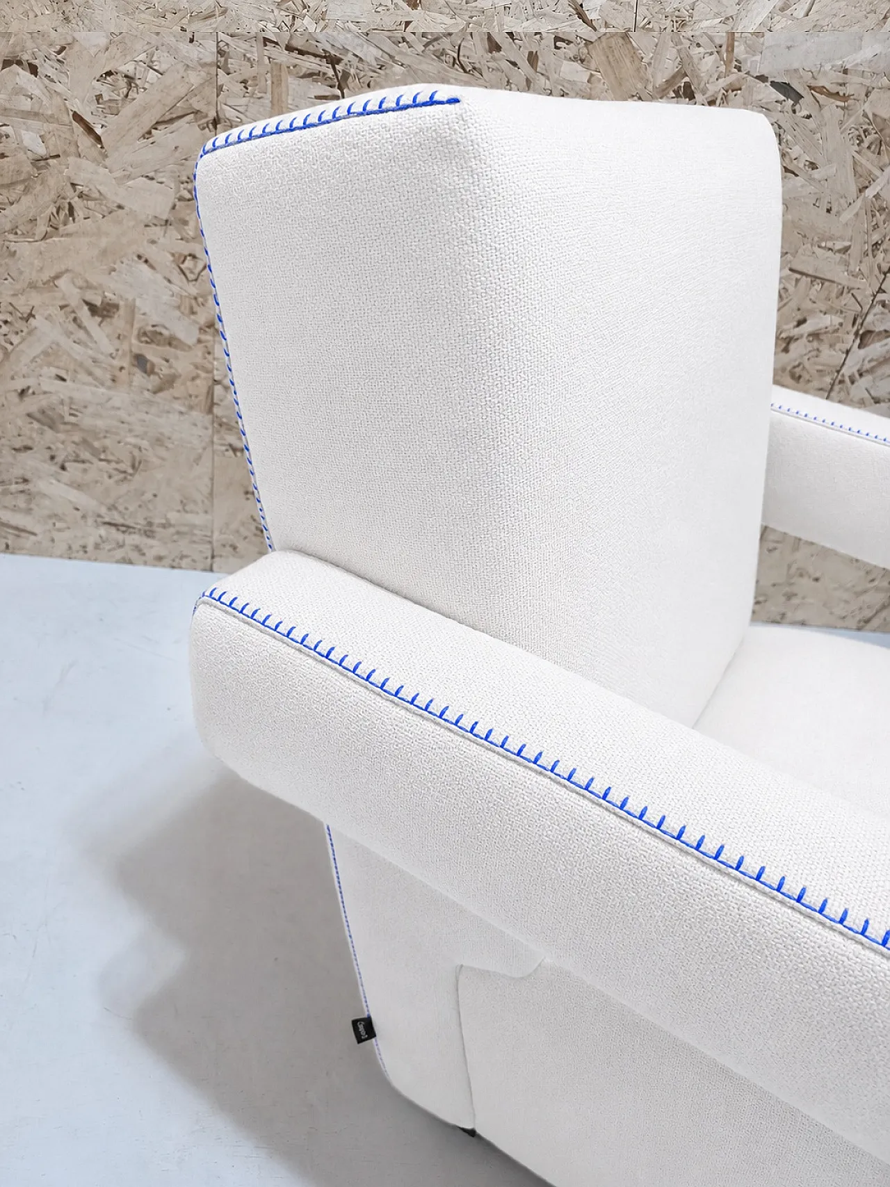 Poltrona Utrecht di Cassina in Lana Kvdrat bianca & cuciture blu, 2000 17