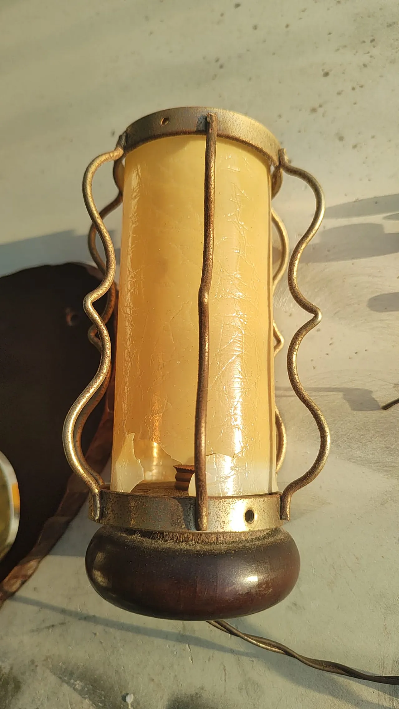 Wooden table lamp with sculpture, 50s 1165798