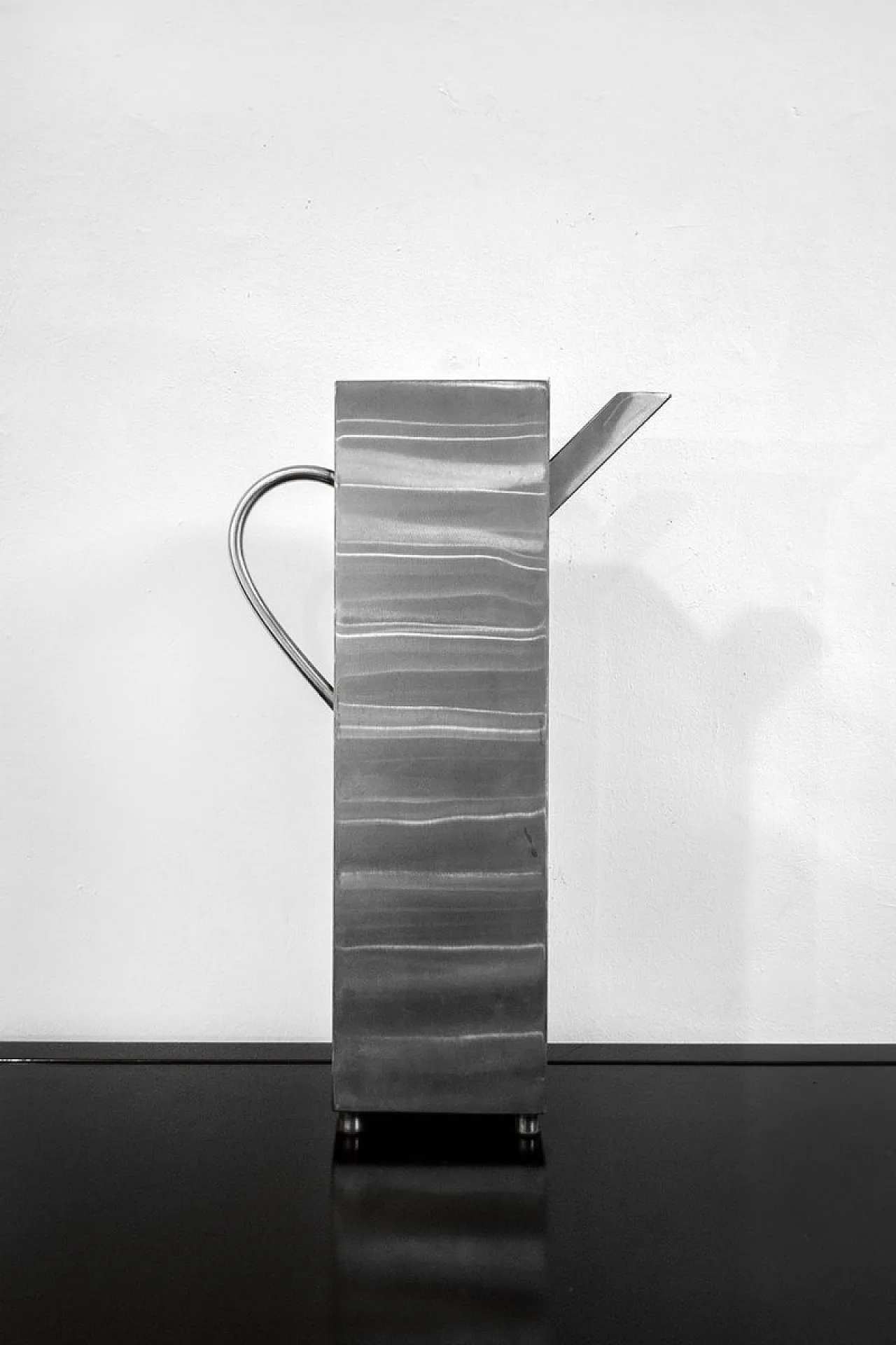 Vaso in metallo di Aldo Rossi, anni '80 1