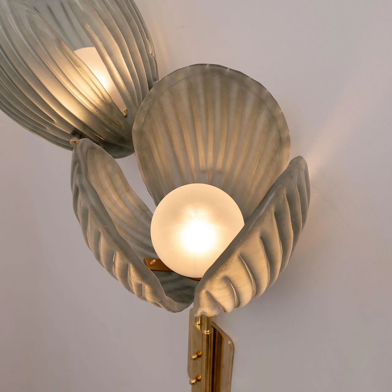 Pair of Tulips Murano glass and brass sconces, 20th century 9