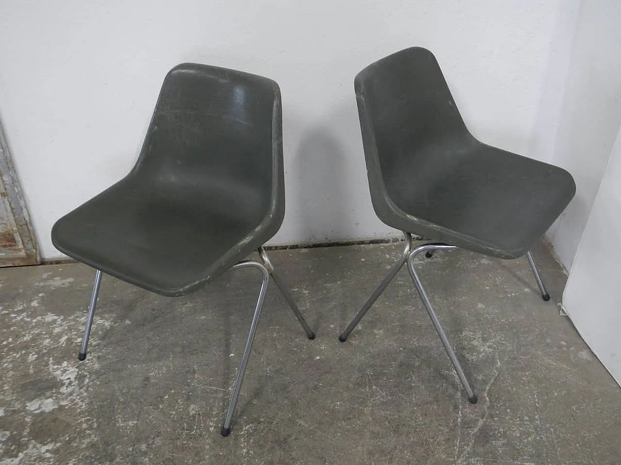 Pair of chairs by Robin Day, 1970 3