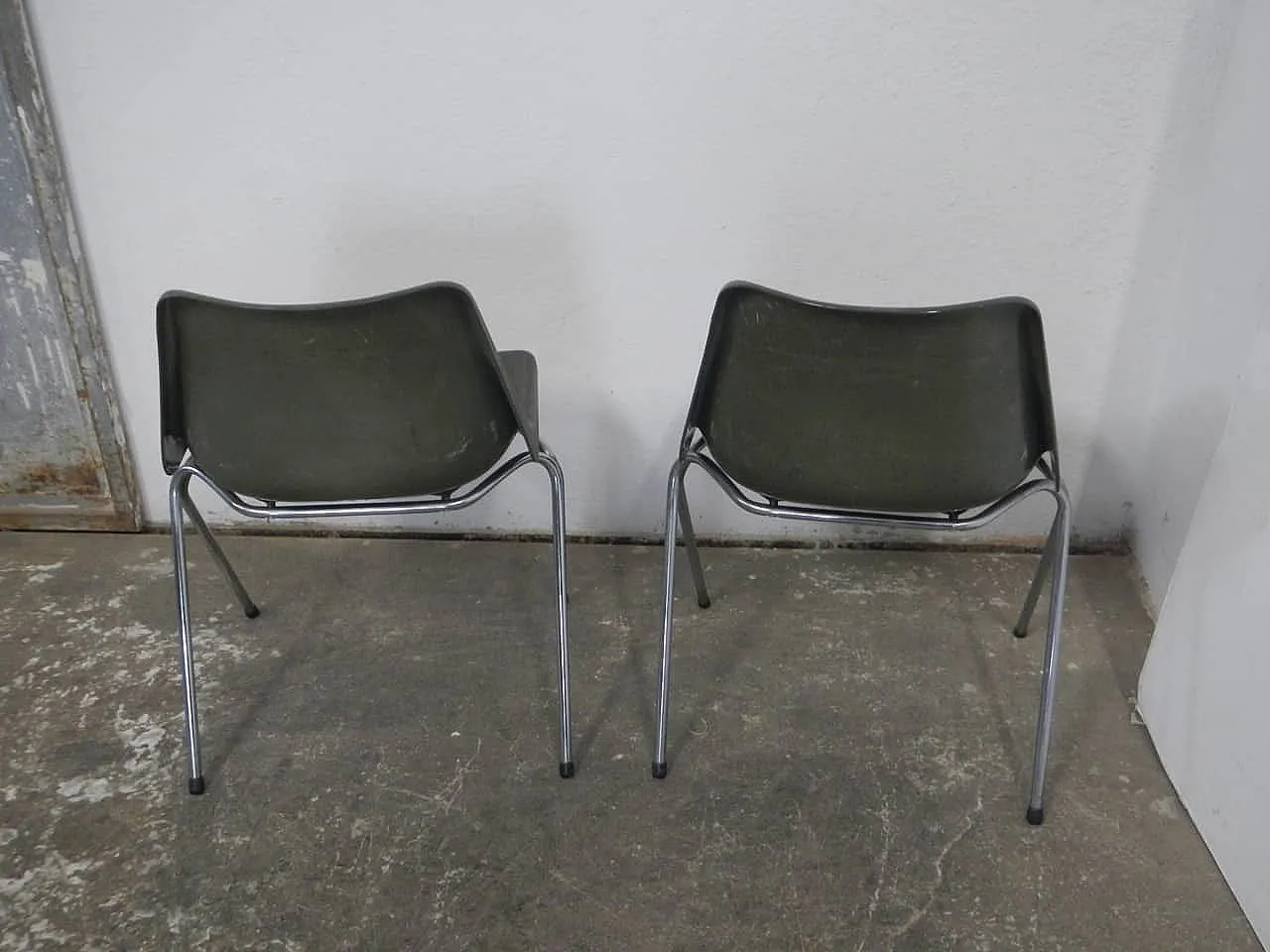 Pair of chairs by Robin Day, 1970 4