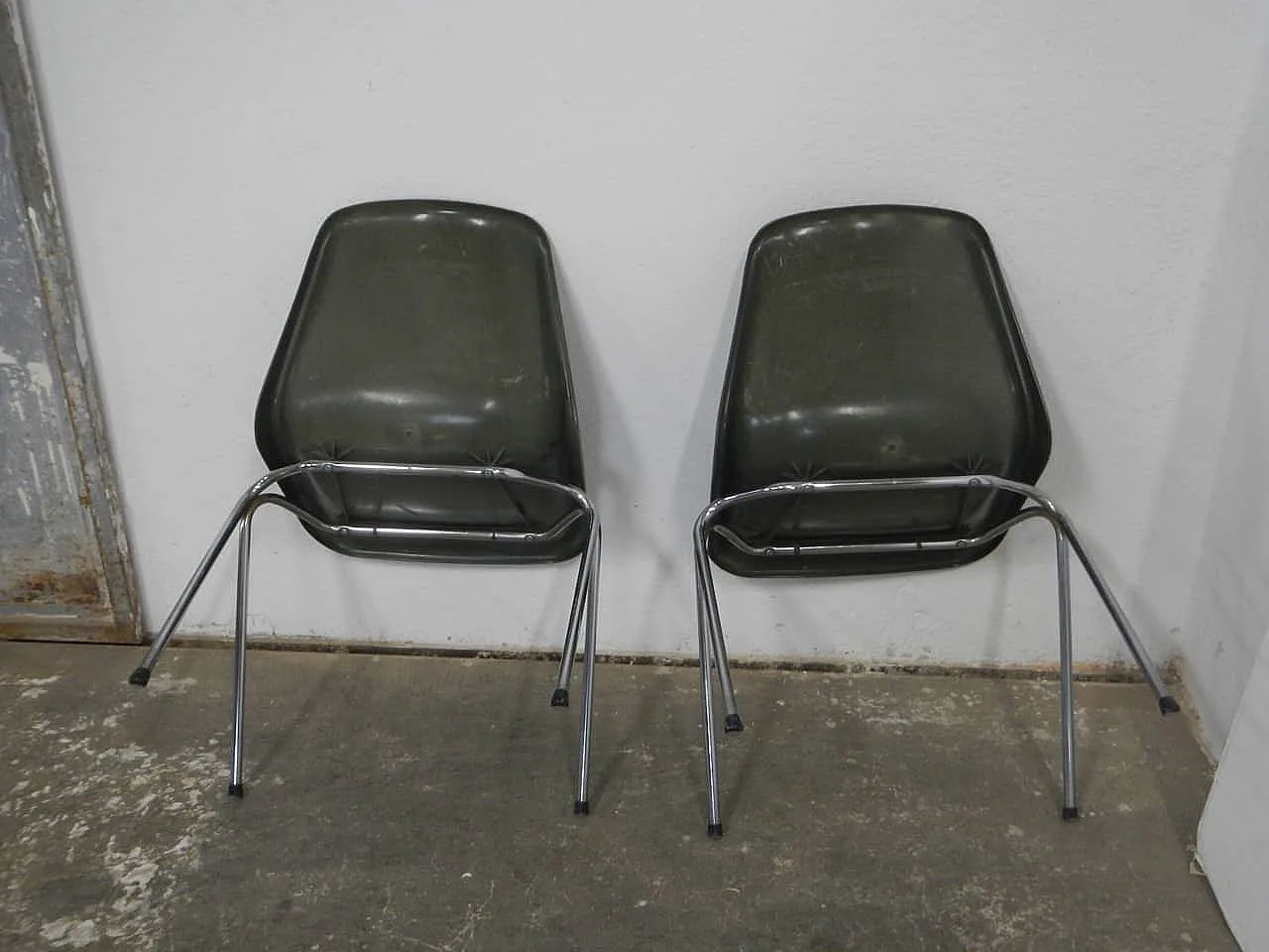 Pair of chairs by Robin Day, 1970 5