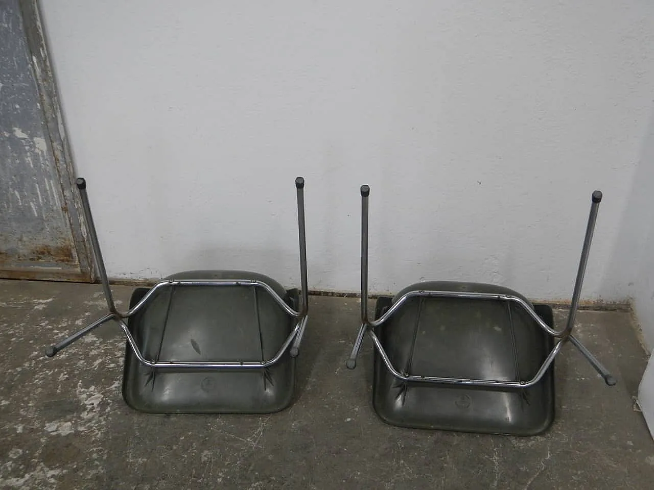Pair of chairs by Robin Day, 1970 6