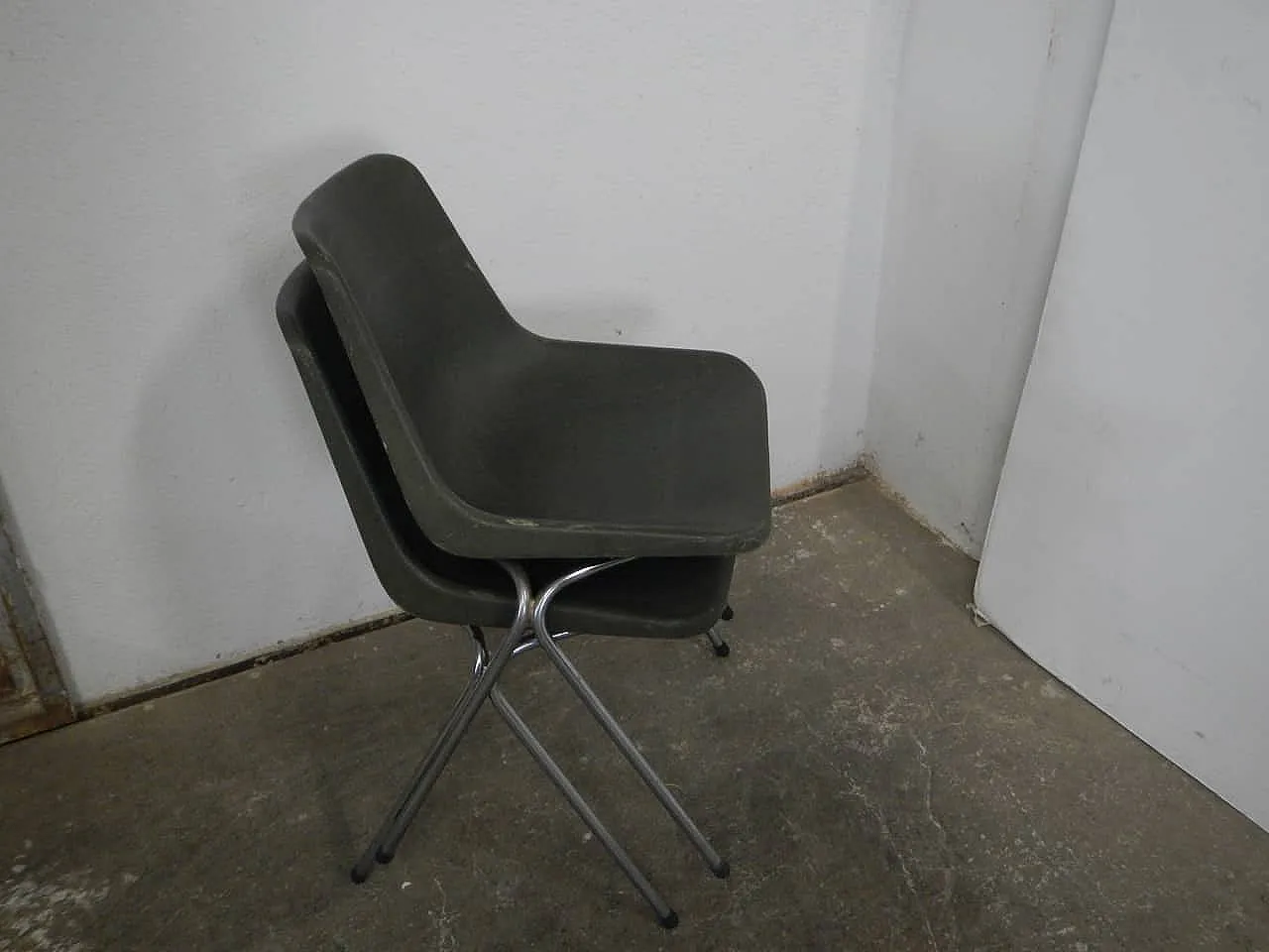 Pair of chairs by Robin Day, 1970 7