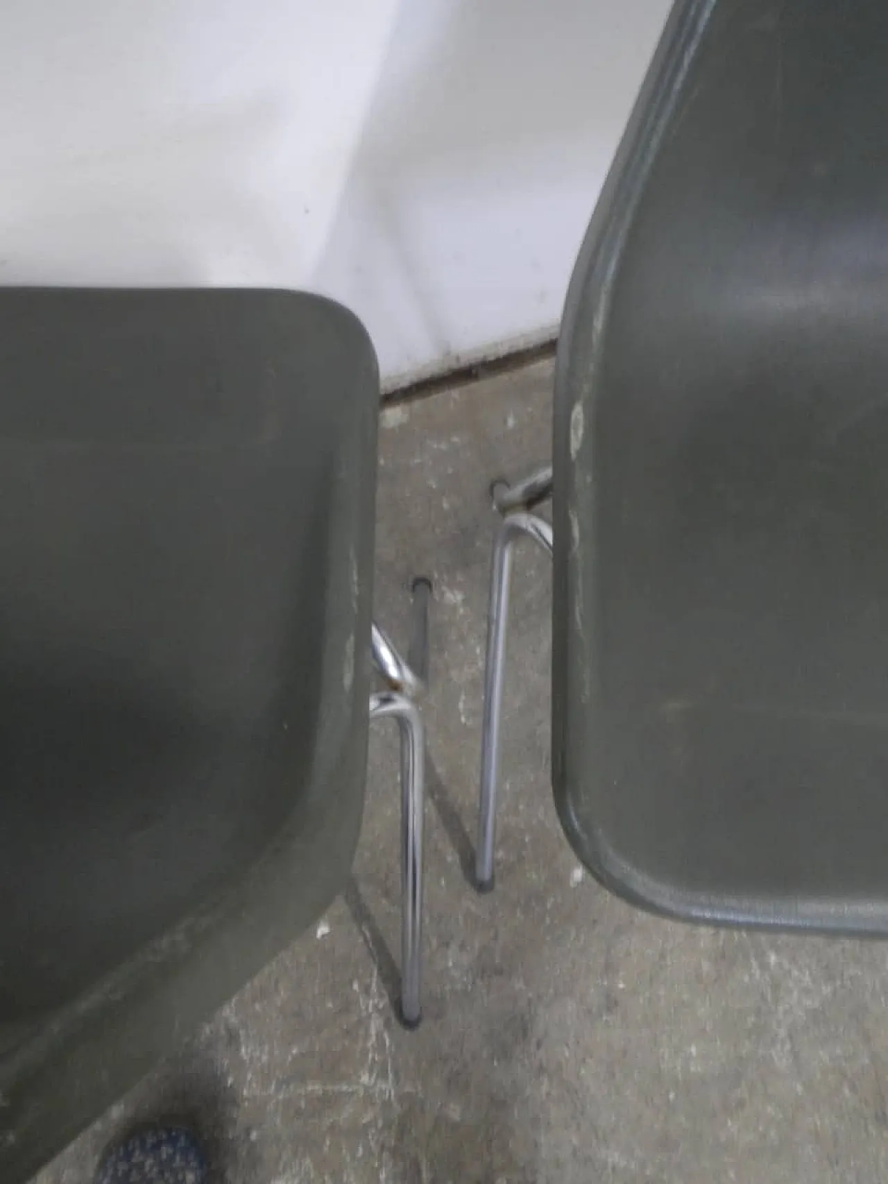 Pair of chairs by Robin Day, 1970 9