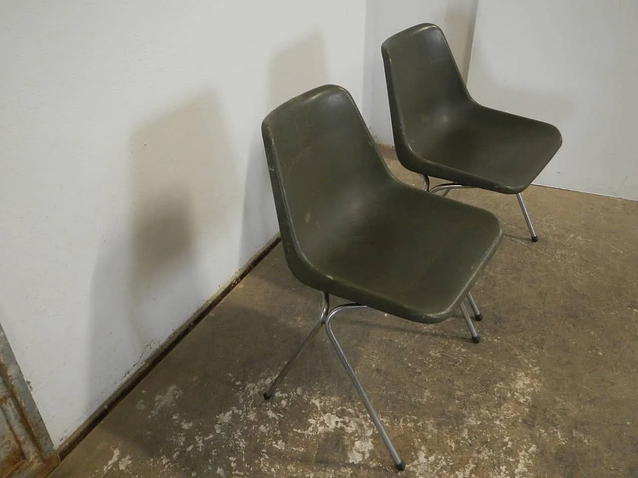 Pair of chairs by Robin Day, 1970 3