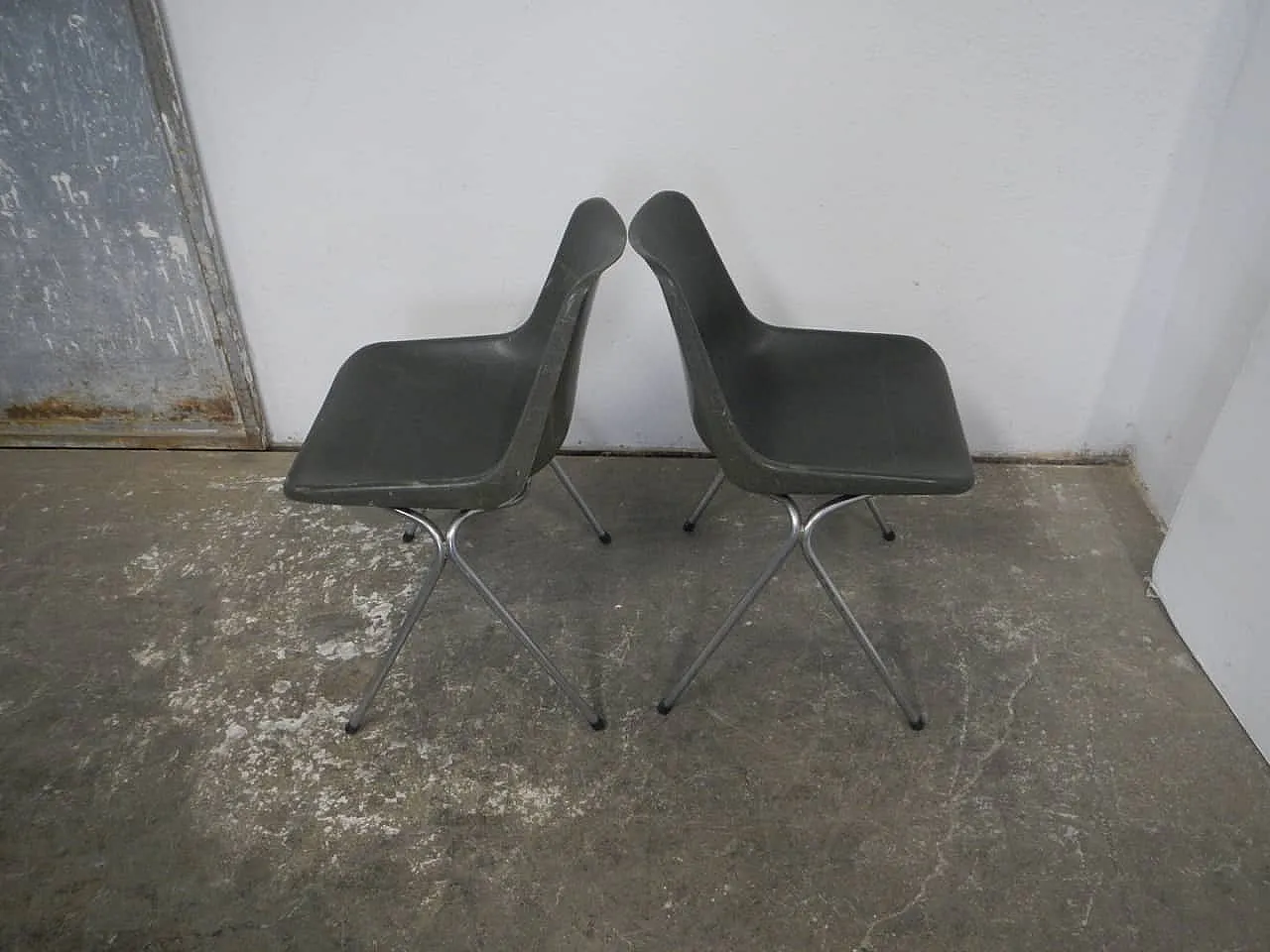 Pair of chairs by Robin Day, 1970 4