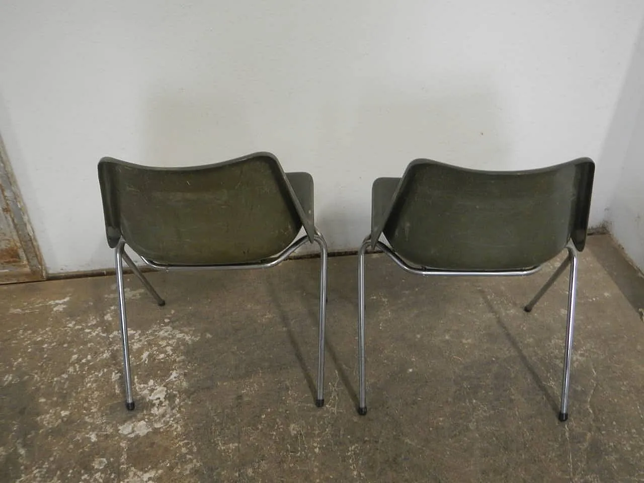 Pair of chairs by Robin Day, 1970 5