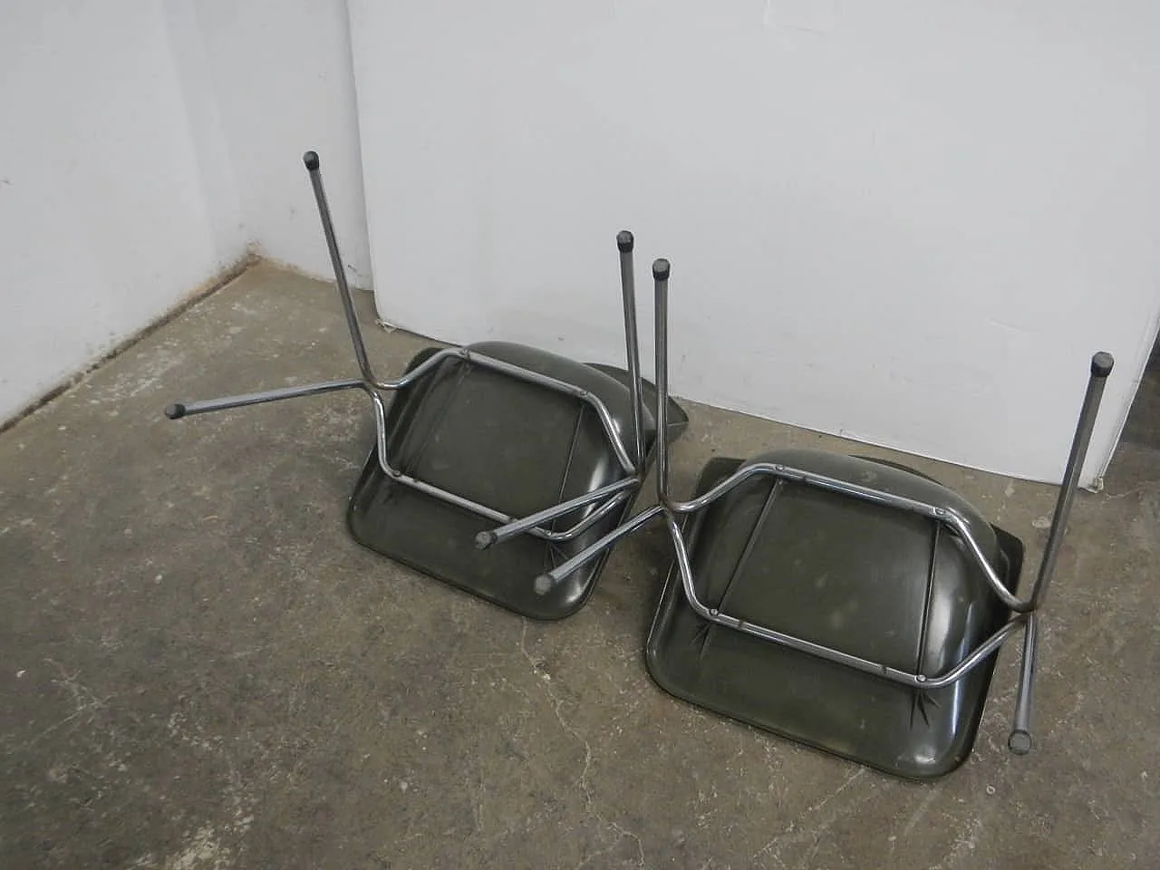 Pair of chairs by Robin Day, 1970 7