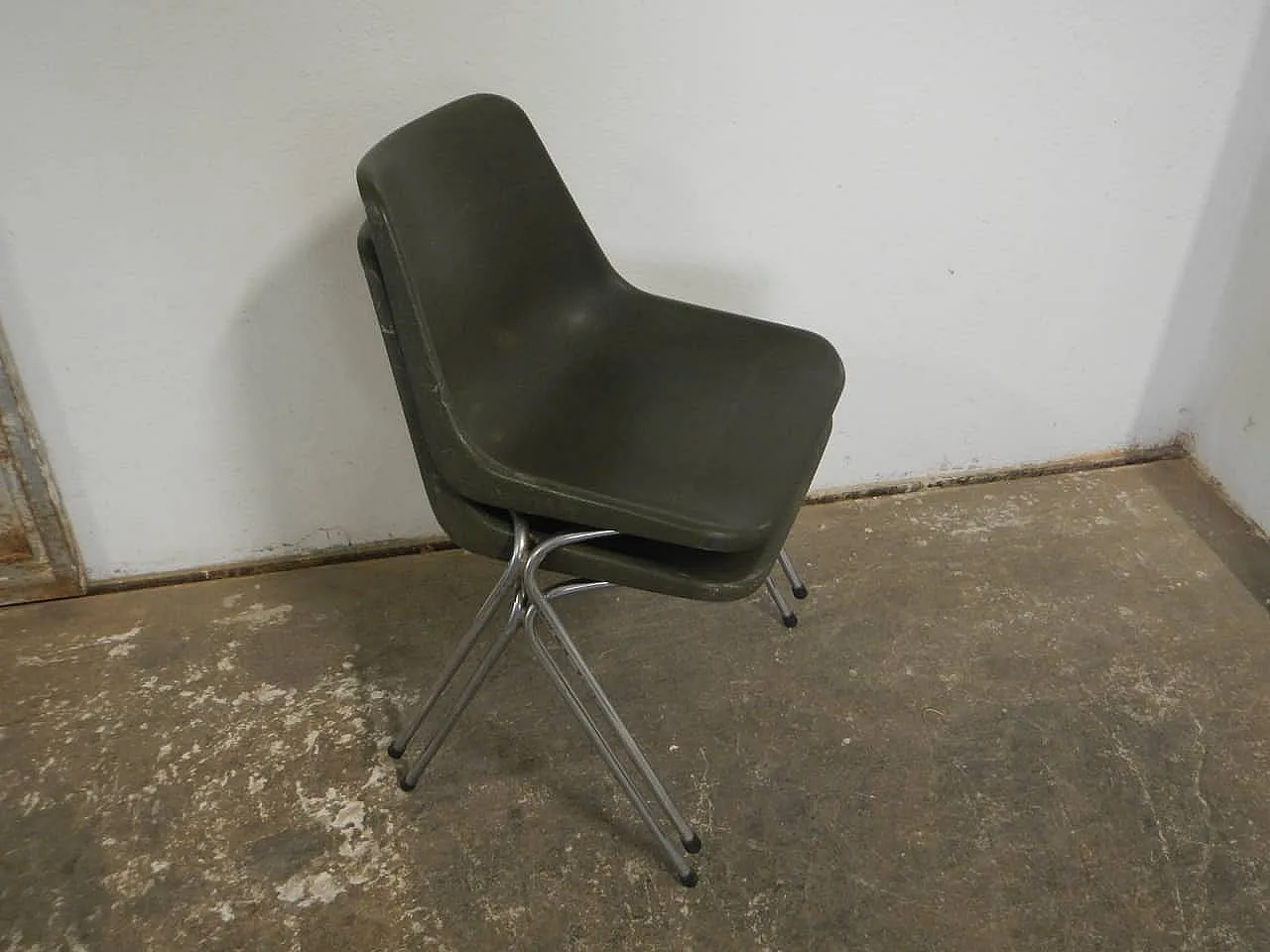Pair of chairs by Robin Day, 1970 9